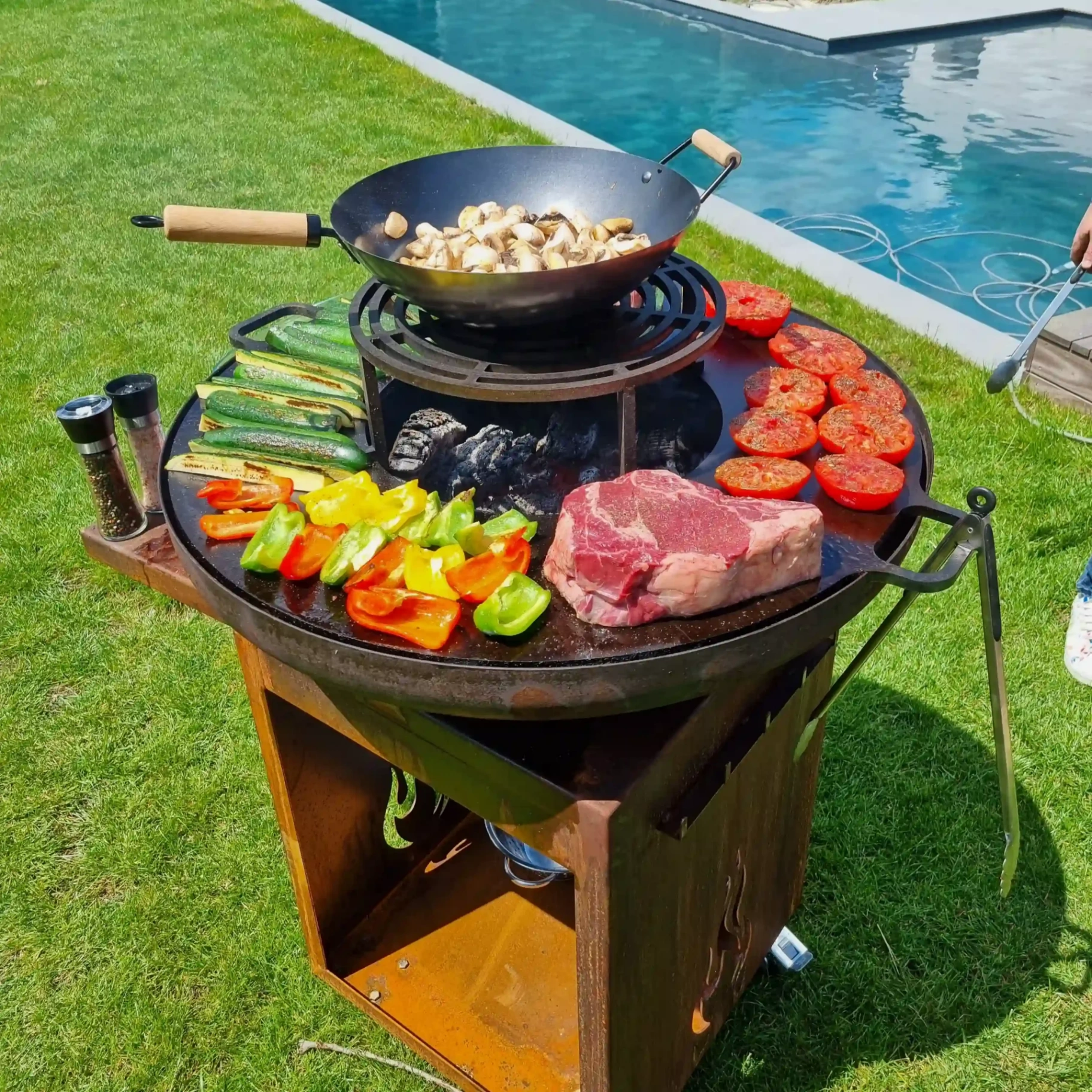 Brasero avec légumes et viande grillés