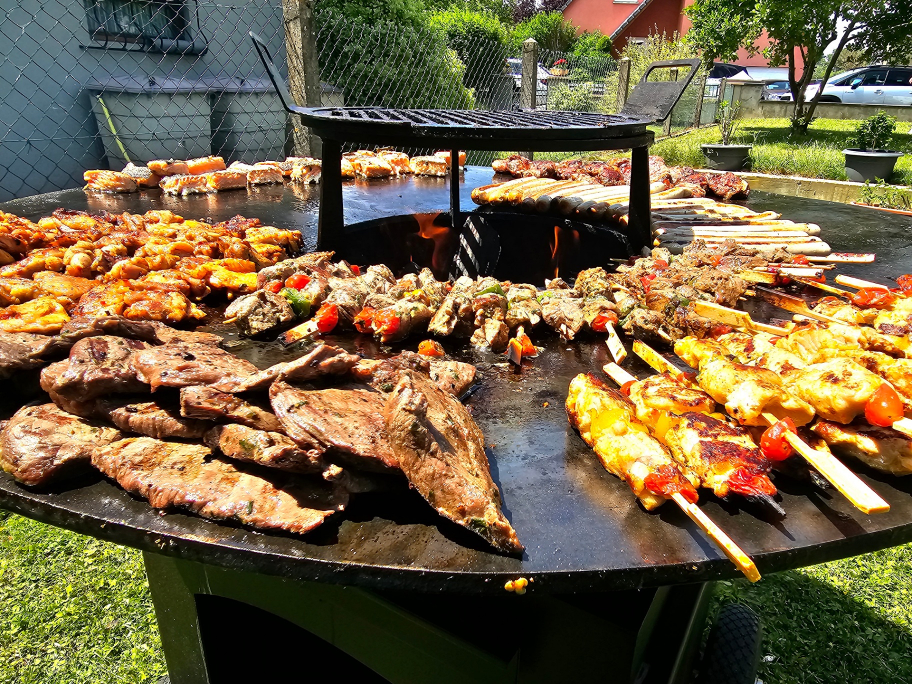 Viandes et brochettes grillées au brasero