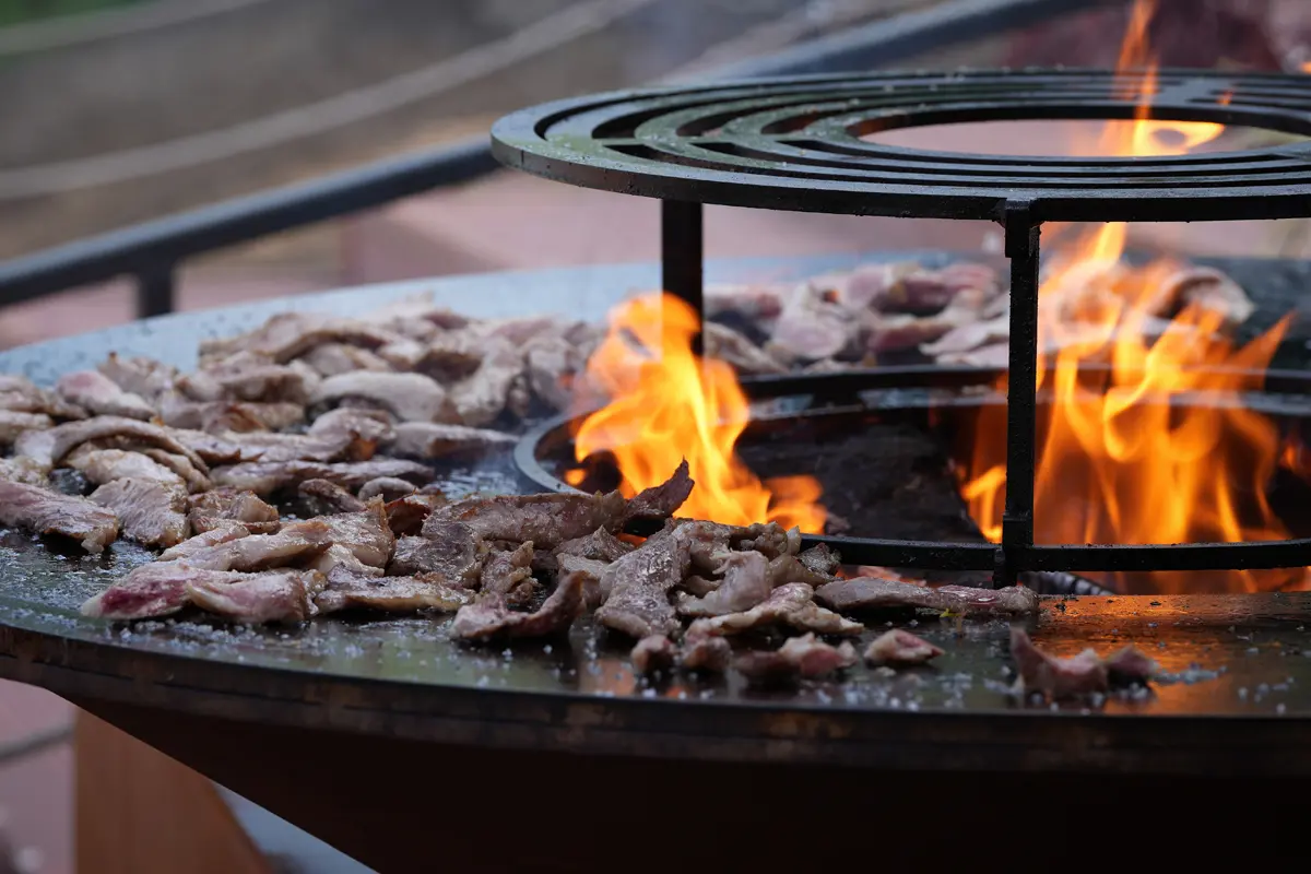 Flammes et cuisson au brasero